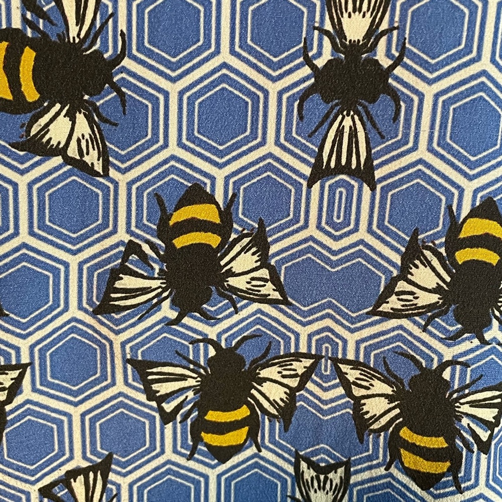 Lauren Gold sleeveless blouse, bees on honeycomb, v neck, silk top, blue white - Picture 6 of 7